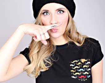 MEKO® "Trixy" Shirt Damen, T-Shirt in Schwarz mit Brusttasche, Moustache, kurzarm Shirt von meko Store