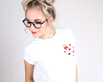 MEKO® "Trixy" T-Shirt Damen, Shirt mit Brusttasche, Weiß und Herzen, kurzarm T-Shirt zum Valentinstag, Tops von meko Store