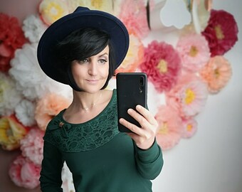 MEKO® "Cappio" edler Pullover für Damen, Langarm Sweatershirt in Dunkelgrün mit Spitze und Schleife von meko Store