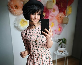 MEKO® "Gypsy" Kleid Damen, süßes Kleid in Rosa mit Leoprint, Stufenkleid für den Sommer, lockeres Kleid von meko Store