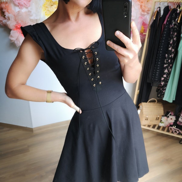 MEKO® "Hylde" Kleid Damen, überkreuztes, rückenfreies, ausgestelltes Kleid in Schwarz mit Schnürung, Sommerkleid von meko Store