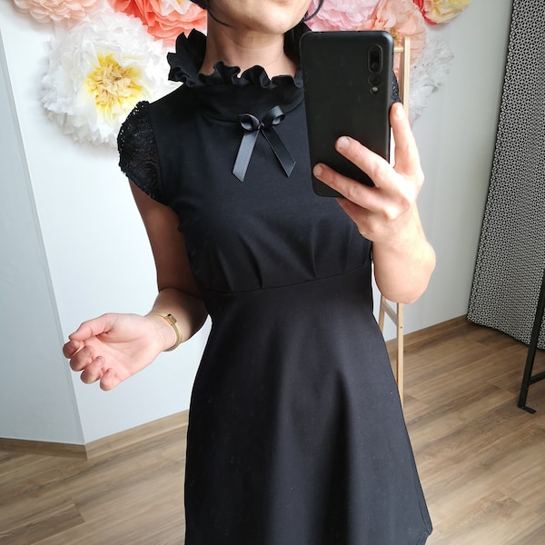 MEKO® "Ropa" Kleid Damen, festliches Kleid, kurzarm Kleid mit Rüschen Kragen und Spitzen Ärmeln, Schwarz, Kleider von meko Store