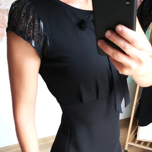 MEKO® Schlefy Etuikleid Damen, festliches Kleid in Schwarz mit kurzen Ärmeln aus Spitze und Lederimitat, Kleider von meko Store Bild 2