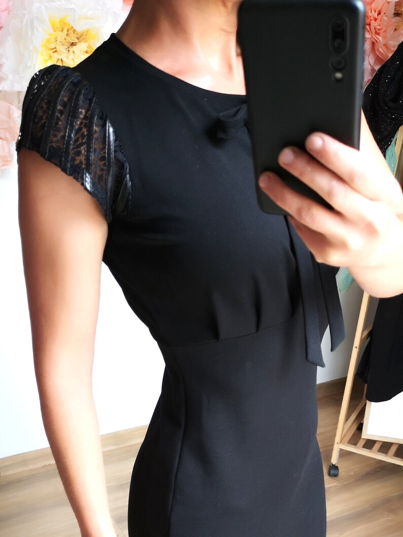 MEKO® Schlefy Etuikleid Damen, festliches Kleid in Schwarz mit kurzen Ärmeln aus Spitze und Lederimitat, Kleider von meko Store Bild 2