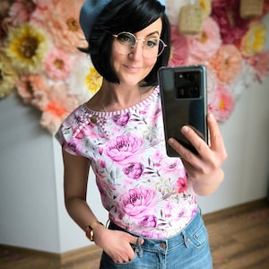 MEKO® Lot T-Shirt Damen, Top mit U-Boot Ausschnitt, Weiß und rosa mit floralen Motiven, Shirt von meko Store, handgefertigt Bild 6
