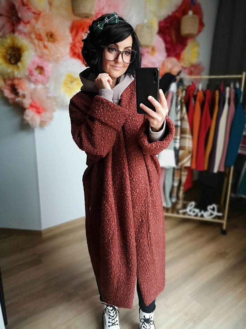 MEKO® Largy exklusiver Oversize Mantel für Damen aus Bouclé, uni Hagebutte, langer Wintermantel von meko Store Bild 8