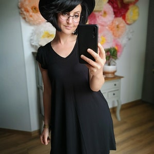 MEKO® Calu Kleid Damen, kurzes Hängerchen in Schwarz, leichtes Loose Fit Kleid für den Sommer, Kleider von meko Store Bild 7