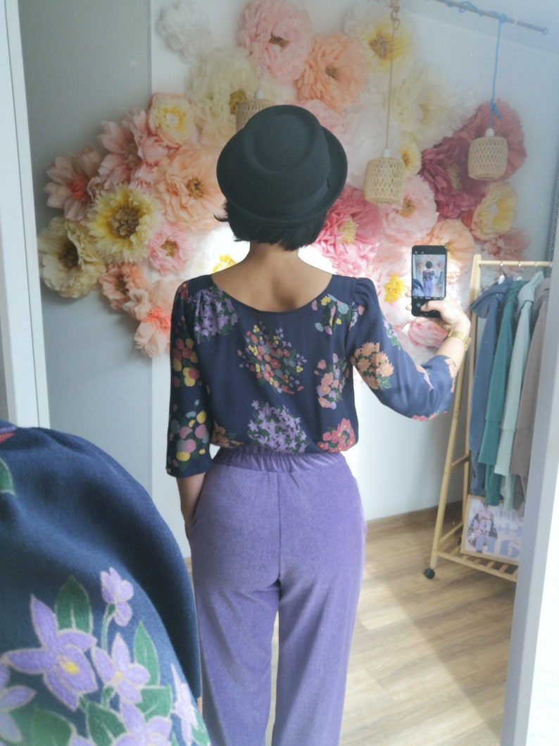 MEKO® Blusy Blusen Damen, Bluse in Blau mit Blumenbouquet , Ärmel in 7/8-Länge, Oberteile von meko Store, handgefertigt Bild 7