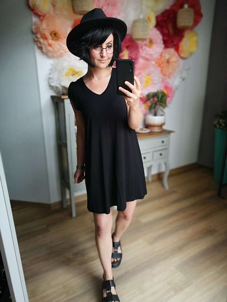 MEKO® Calu Kleid Damen, kurzes Hängerchen in Schwarz, leichtes Loose Fit Kleid für den Sommer, Kleider von meko Store Bild 1