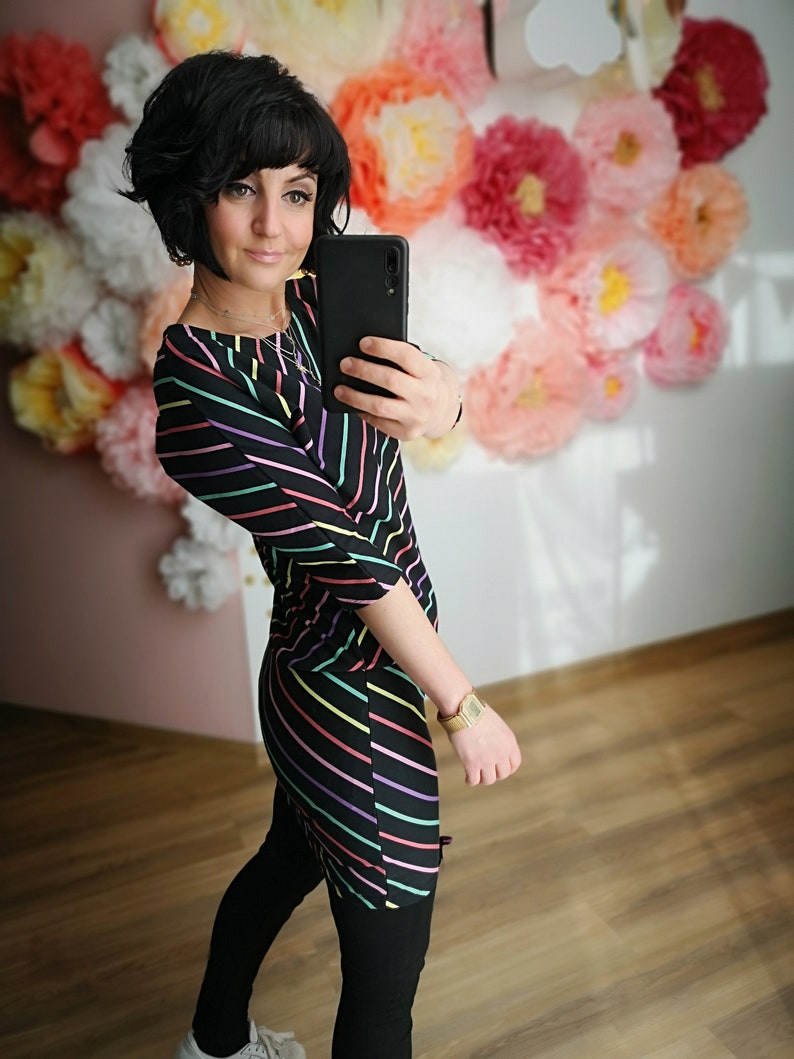 MEKO® Polly Kleid Damen, legeres Minikleid mit U-Boot-Ausschnitt, Kleid in Schwarz mit bunten Streifen, kurzes Kleid von meko Store image 8