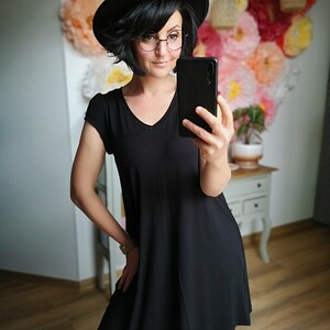 MEKO® Calu Kleid Damen, kurzes Hängerchen in Schwarz, leichtes Loose Fit Kleid für den Sommer, Kleider von meko Store Bild 4