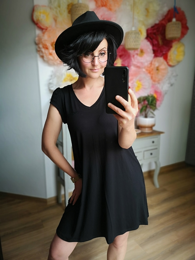 MEKO® Calu Kleid Damen, kurzes Hängerchen in Schwarz, leichtes Loose Fit Kleid für den Sommer, Kleider von meko Store Bild 4