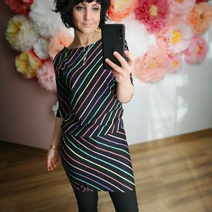 MEKO® Polly Kleid Damen, legeres Minikleid mit U-Boot-Ausschnitt, Kleid in Schwarz mit bunten Streifen, kurzes Kleid von meko Store image 3