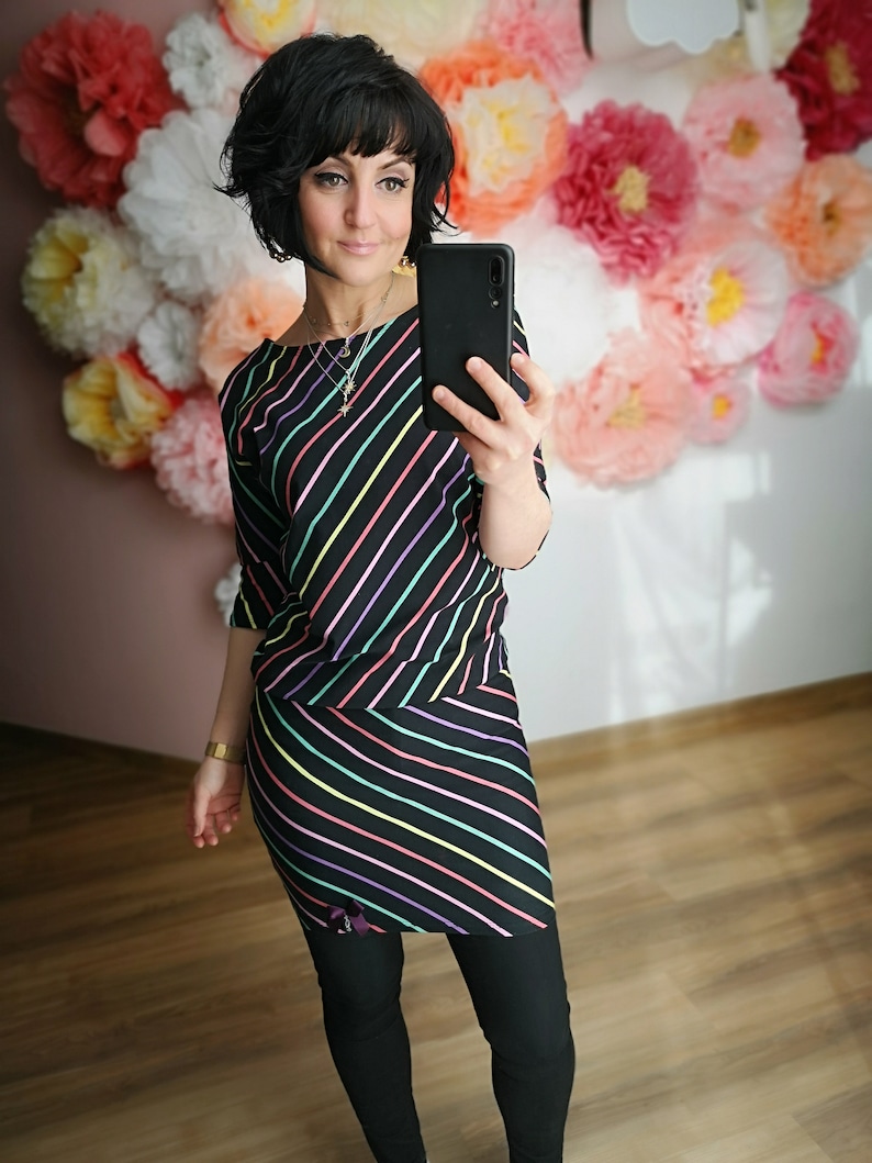 MEKO® Polly Kleid Damen, legeres Minikleid mit U-Boot-Ausschnitt, Kleid in Schwarz mit bunten Streifen, kurzes Kleid von meko Store image 3