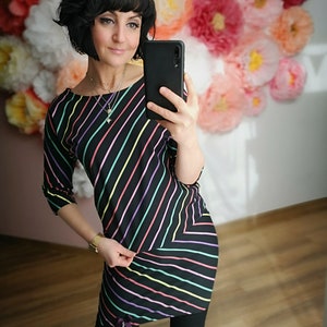 MEKO® Polly Kleid Damen, legeres Minikleid mit U-Boot-Ausschnitt, Kleid in Schwarz mit bunten Streifen, kurzes Kleid von meko Store image 9