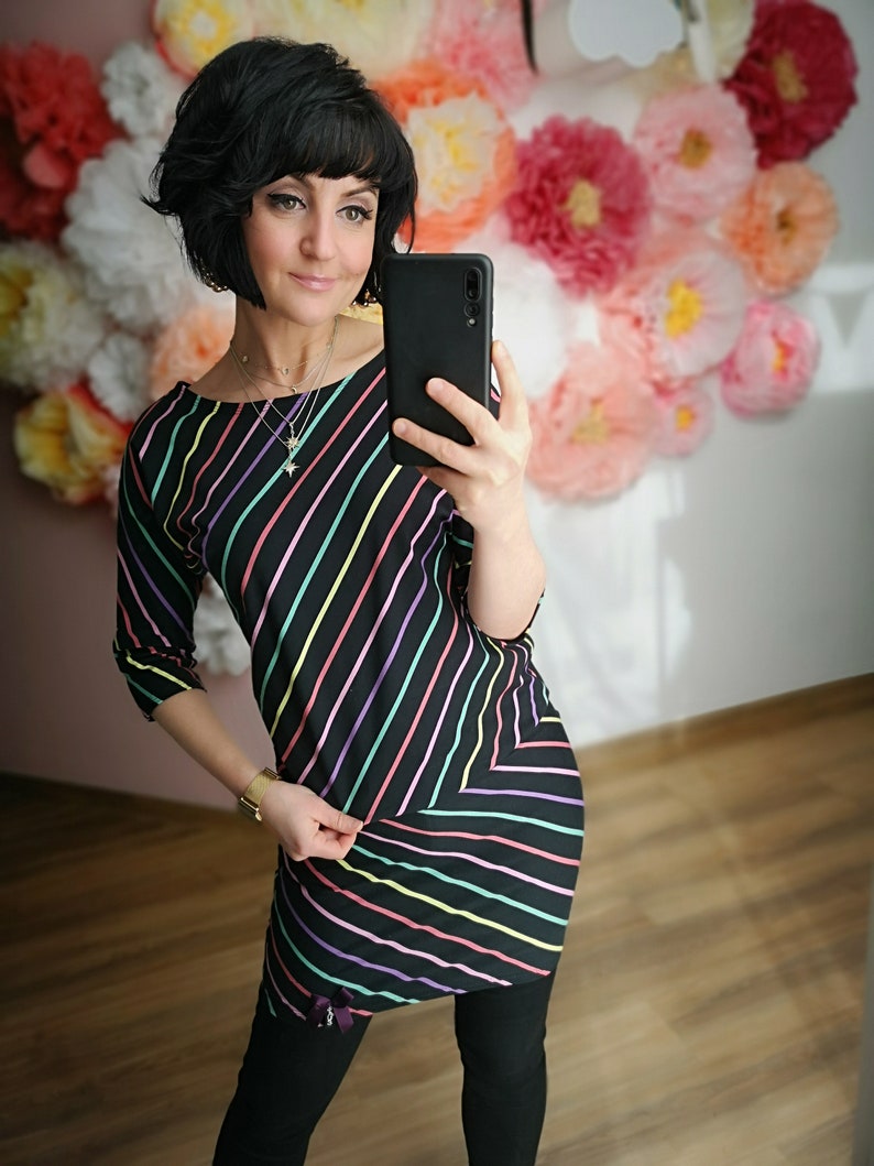 MEKO® Polly Kleid Damen, legeres Minikleid mit U-Boot-Ausschnitt, Kleid in Schwarz mit bunten Streifen, kurzes Kleid von meko Store image 9