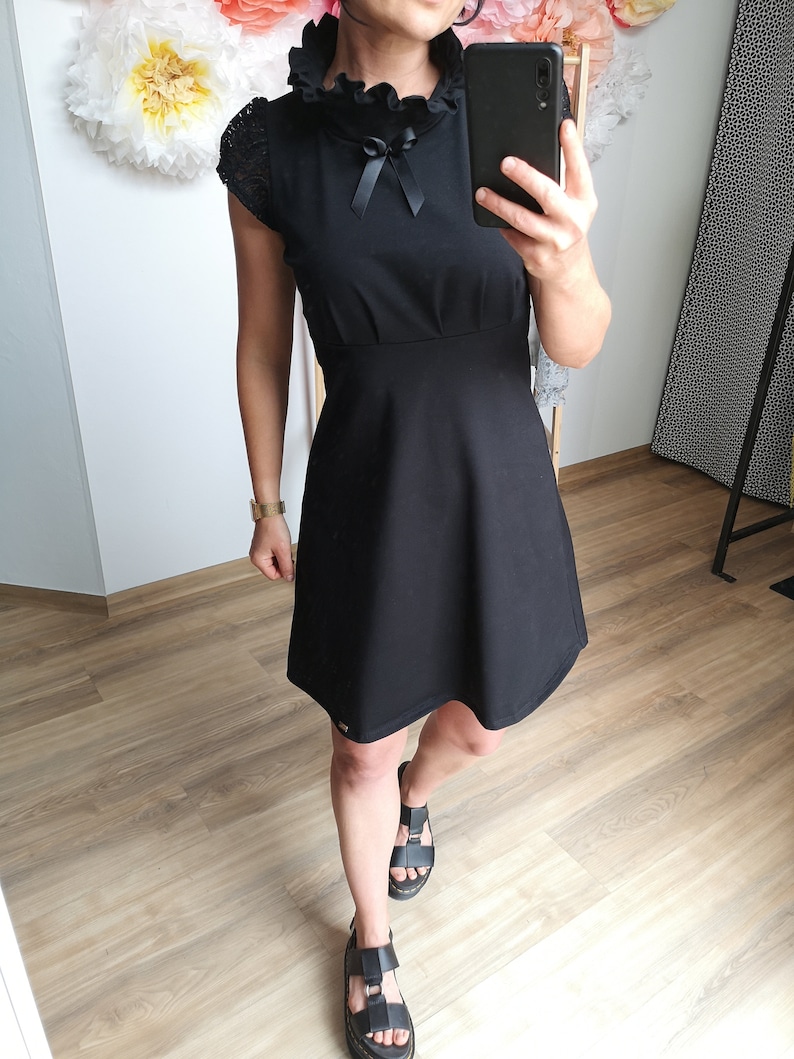 MEKO® Ropa Kleid Damen, festliches Kleid, kurzarm Kleid mit Rüschen Kragen und Spitzen Ärmeln, Schwarz, Kleider von meko Store image 3