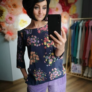 MEKO® Blusy Blusen Damen, Bluse in Blau mit Blumenbouquet , Ärmel in 7/8-Länge, Oberteile von meko Store, handgefertigt Bild 3