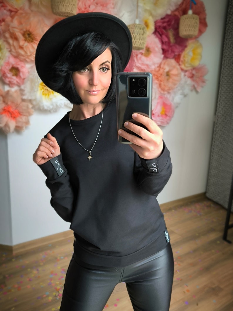 MEKO® Bordy Pullover Damen, Sweater in Schwarz mit Statement Patches, Basic Sweatshirts von meko Store Bild 6