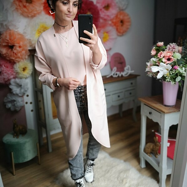 MEKO® "Lujasi" leichter Cardigan mit Taschen, wadenlanger Damen Mantel in Blush von meko Store, handgefertigt