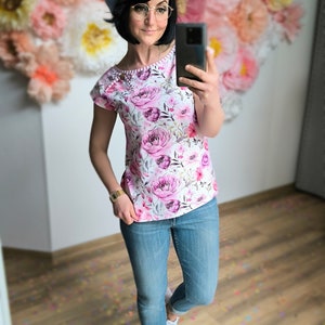 MEKO® Lot T-Shirt Damen, Top mit U-Boot Ausschnitt, Weiß und rosa mit floralen Motiven, Shirt von meko Store, handgefertigt Bild 2