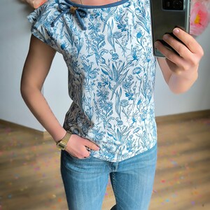 MEKO® Lot T-Shirt Damen, Top mit U-Boot Ausschnitt, Weiß und Jeansblau mit floralen Motiven, Shirt von meko Store, handgefertigt image 6