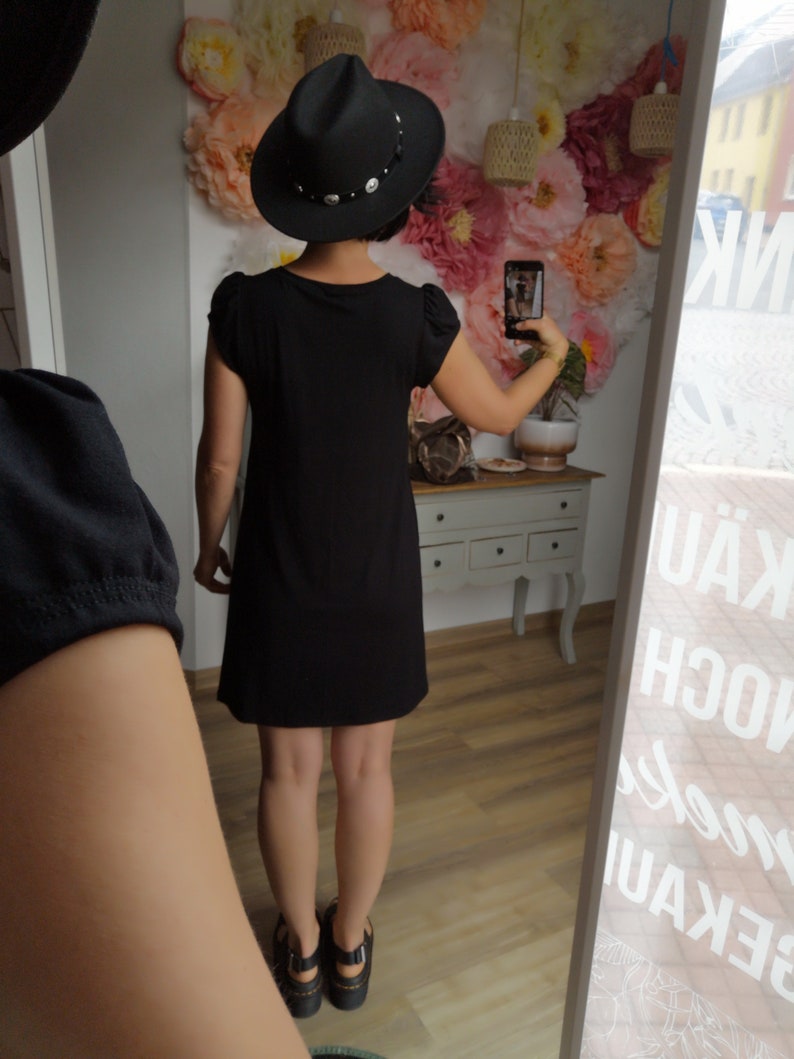 MEKO® Calu Kleid Damen, kurzes Hängerchen in Schwarz, leichtes Loose Fit Kleid für den Sommer, Kleider von meko Store Bild 2