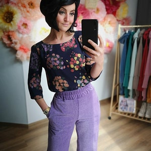 MEKO® Blusy Blusen Damen, Bluse in Blau mit Blumenbouquet , Ärmel in 7/8-Länge, Oberteile von meko Store, handgefertigt Bild 4