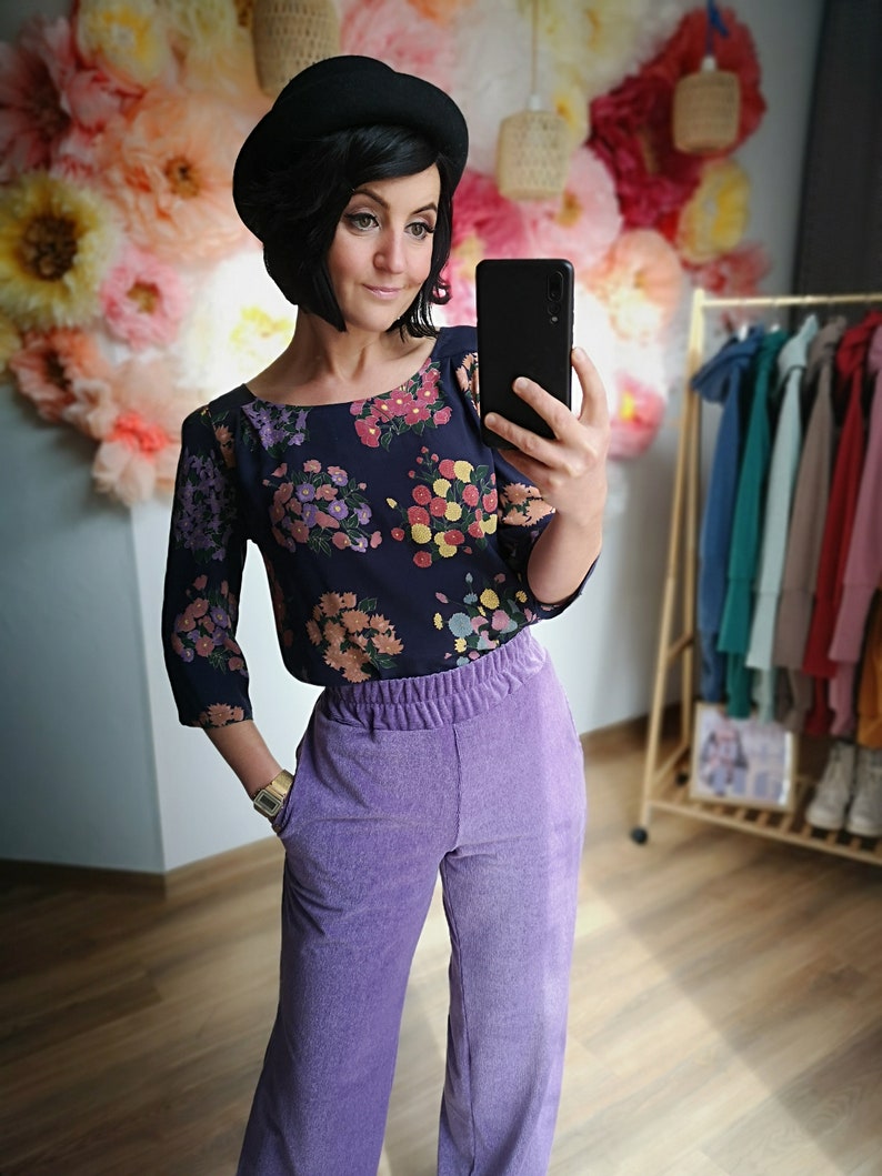 MEKO® Blusy Blusen Damen, Bluse in Blau mit Blumenbouquet , Ärmel in 7/8-Länge, Oberteile von meko Store, handgefertigt Bild 4