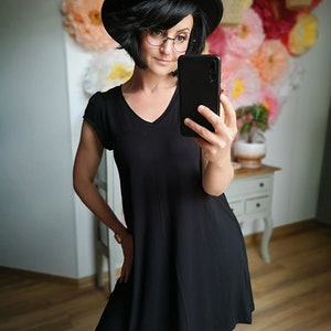 MEKO® Calu Kleid Damen, kurzes Hängerchen in Schwarz, leichtes Loose Fit Kleid für den Sommer, Kleider von meko Store Bild 3