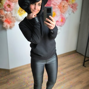 MEKO® Bordy Pullover Damen, Sweater in Schwarz mit Statement Patches, Basic Sweatshirts von meko Store Bild 3