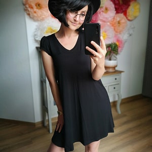 MEKO® Calu Kleid Damen, kurzes Hängerchen in Schwarz, leichtes Loose Fit Kleid für den Sommer, Kleider von meko Store Bild 9