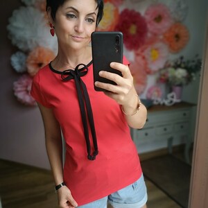 Gr. S,M MEKO® Bovy Shirt Damen, T-Shirt mit Schleife, kurzarm Shirt in Rot mit Schwarz, Oberteil von meko Store, handgefertigt Bild 2