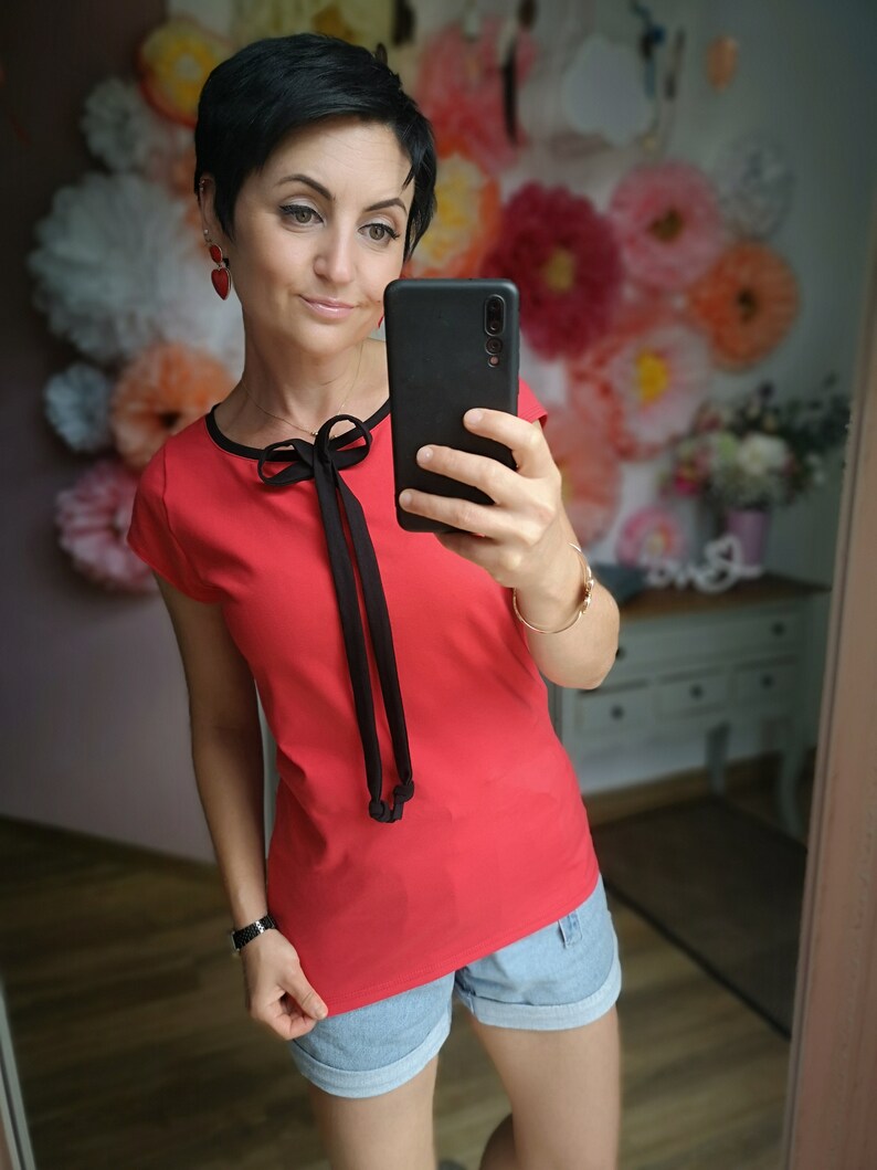 Gr. S,M MEKO® Bovy Shirt Damen, T-Shirt mit Schleife, kurzarm Shirt in Rot mit Schwarz, Oberteil von meko Store, handgefertigt Bild 2