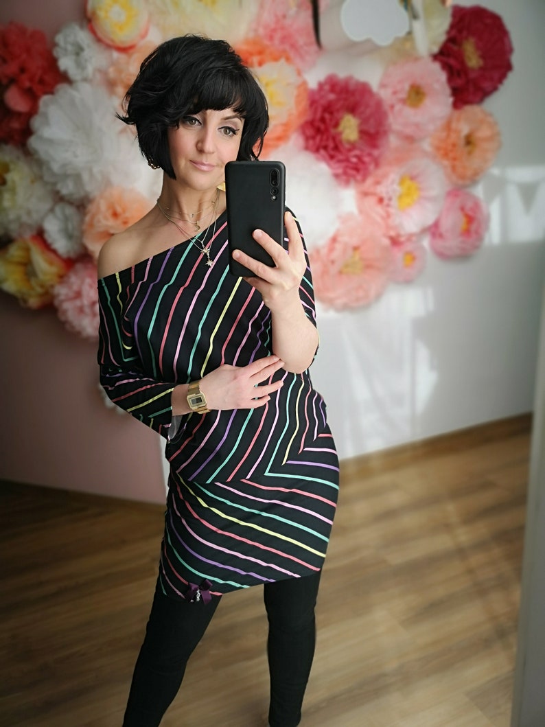 MEKO® Polly Kleid Damen, legeres Minikleid mit U-Boot-Ausschnitt, Kleid in Schwarz mit bunten Streifen, kurzes Kleid von meko Store image 6