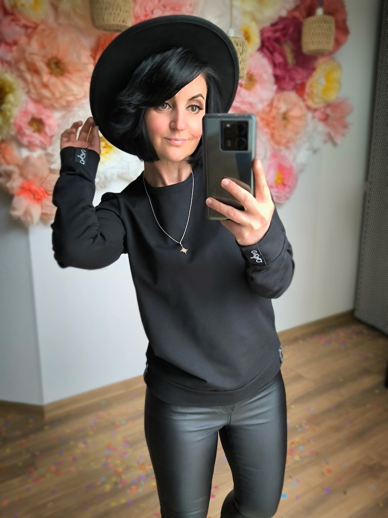 MEKO® Bordy Pullover Damen, Sweater in Schwarz mit Statement Patches, Basic Sweatshirts von meko Store Bild 5