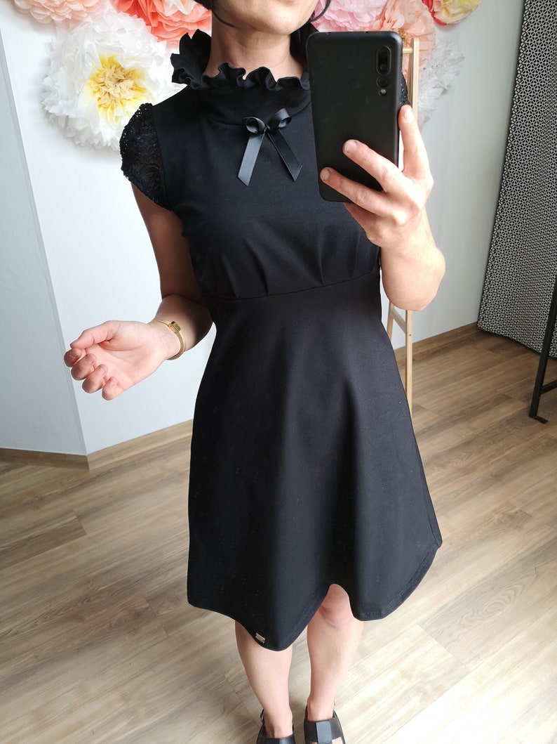 MEKO® Ropa Kleid Damen, festliches Kleid, kurzarm Kleid mit Rüschen Kragen und Spitzen Ärmeln, Schwarz, Kleider von meko Store image 1