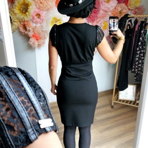 MEKO® Schlefy Etuikleid Damen, festliches Kleid in Schwarz mit kurzen Ärmeln aus Spitze und Lederimitat, Kleider von meko Store Bild 6