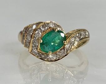 Anillo vintage ovalado de esmeralda y diamantes: oro de 14k, esmeralda de 1 quilate.