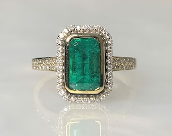 Anillo de oro de 18 quilates con esmeralda y diamantes de talla esmeralda hecho a mano