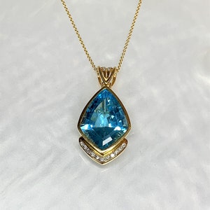 Ciondolo topazio blu, collana di pietre preziose blu, gioielli di topazio blu, collana in oro di topazio blu, gioielli unici nel loro genere, ciondolo con diamanti con pietre preziose