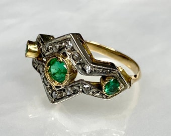 Anello vintage in oro 18k con tre pietre di smeraldo e diamanti taglio rosa