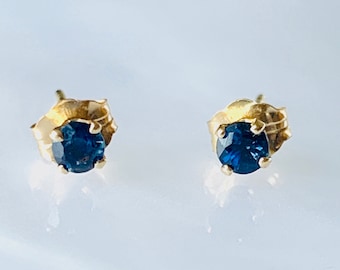 14k gouden oorknopjes met blauwe saffier: sierlijke micro-sieraden