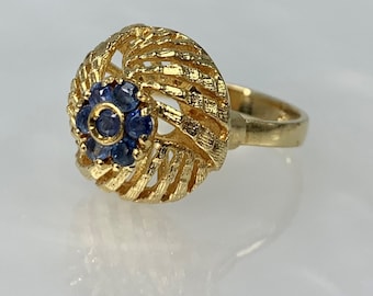 Vintage 18k Gold Sapphire Flower Ring: Filigree One-of-a-Kind Jewelry