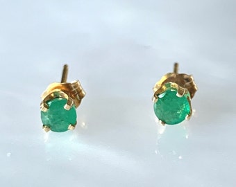 Natuurlijke smaragd-oorbellen: sierlijke 14k geelgouden ronde stekers