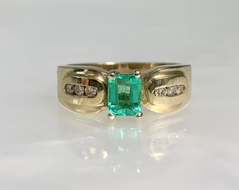 Anillo vintage de talla esmeralda: oro amarillo de 14 k con detalles de diamantes