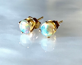 Oorknopjes Australian Opal: 14k goud, 5 mm rond