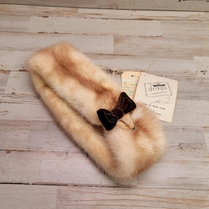 Collare/fiocco in visone da donna di Carol Draga. Bellissimo visone; completamente foderato, con fermaglio per il viso e fiocco. Etichette originali. (A3)*