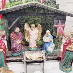 Nativity  16 Piece Set With Vintage Chalkware with 14 Figures Made in Italy Hand Painted. Awesome Set.
