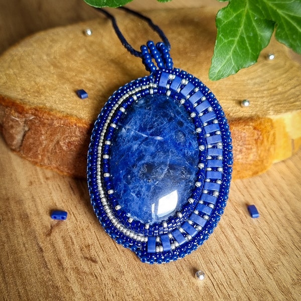 Collier brodé en Sodalite et perles Miyuki en bleu et argenté, talisman de protection. Lithothérapie